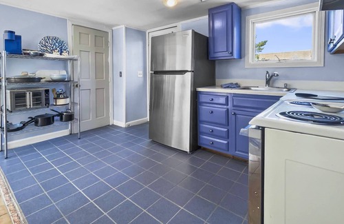 Newbury House | Sunnyside: Sunset View Getaway - Relaxing Retreat in this Charming Home!
