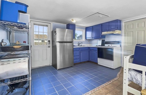 Newbury House | Sunnyside: Sunset View Getaway - Relaxing Retreat in this Charming Home!