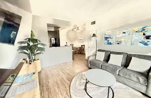 Marina del Rey Apartment | Sunnyside Up! Gorgeous Pool View with Balcony