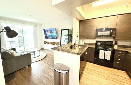 Marina del Rey Apartment | Sunnyside Up! Gorgeous Pool View with Balcony