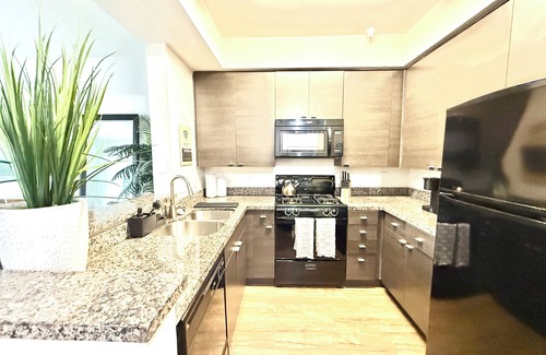 Marina del Rey Apartment | Sunnyside Up! Gorgeous Pool View with Balcony