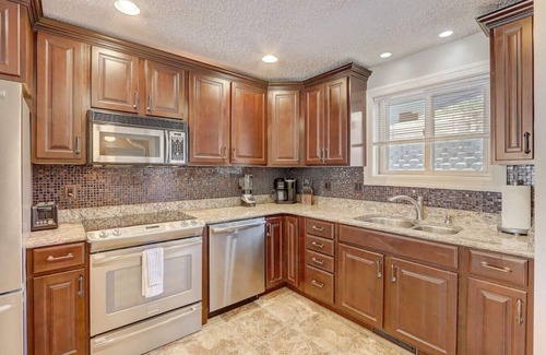 Lake Delton Condo | Sunrise Beach - LHC 611 · amily Fun - Walk to Noah's Ark!