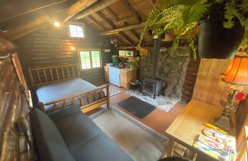 Isabella House | Sunrise Cabin - Secluded Rustic Retreat