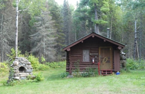 Isabella House | Sunrise Cabin - Secluded Rustic Retreat