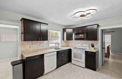 White City House | Sunrise Escape W/Heated Pool and Pergola