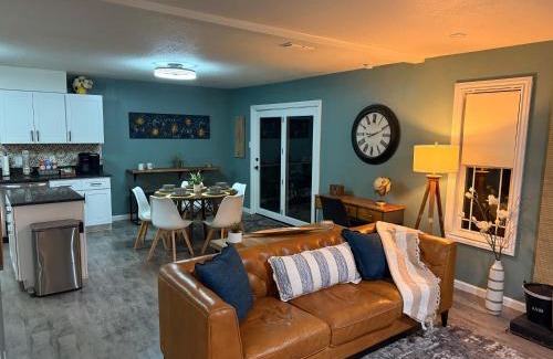 Roswell House | Sunrise Experience w/King Size Bed & Pet Friendly