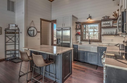 Mineral Bluff Cabin | Sunrise Haven - Mountain Views | Hot Tub | Expansive Decks | Outdoor Fireplace