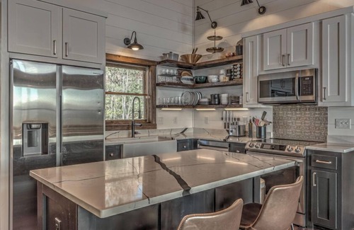 Mineral Bluff Cabin | Sunrise Haven - Mountain Views | Hot Tub | Expansive Decks | Outdoor Fireplace