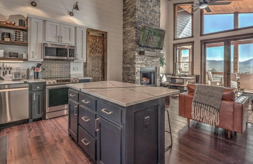 Mineral Bluff Cabin | Sunrise Haven - Mountain Views | Hot Tub | Expansive Decks | Outdoor Fireplace