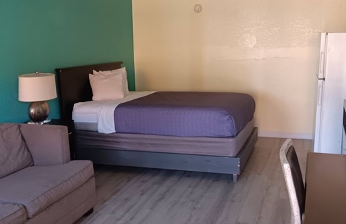 West Lake Forest Hotel | Sunrise Inn & Suites