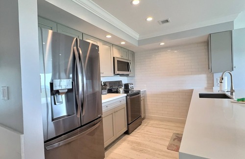 Tavernier Apartment | Sunrise Oasis - Top Floor 2 BR 2 BA Condo 2411