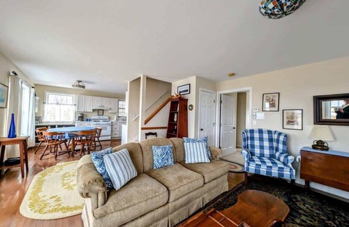Surry House | Sunrise Oceanside Cottage