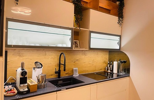 Erdberg Apartment | Sunrise over the park (Prater) and roof terrace pool