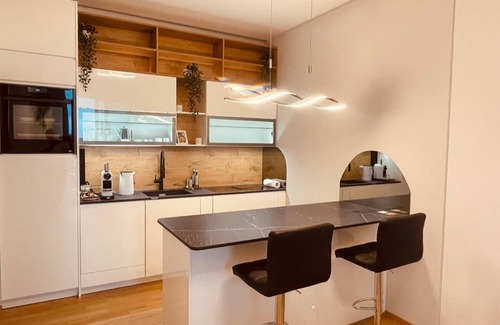 Erdberg Apartment | Sunrise over the park (Prater) and roof terrace pool