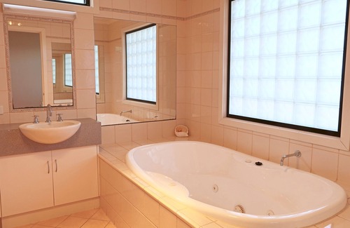 Waterhouse House | Sunrise Robe - Lake view
