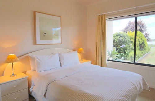 Waterhouse House | Sunrise Robe - Lake view