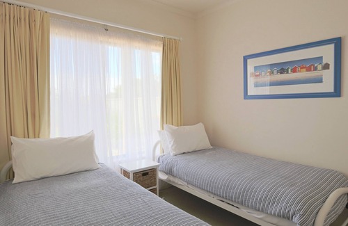 Waterhouse House | Sunrise Robe - Lake view