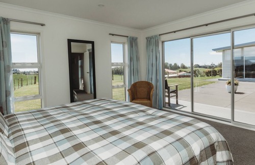 New Plymouth House | Sunrise Sanctuary Sleeps 10 Spa Pool