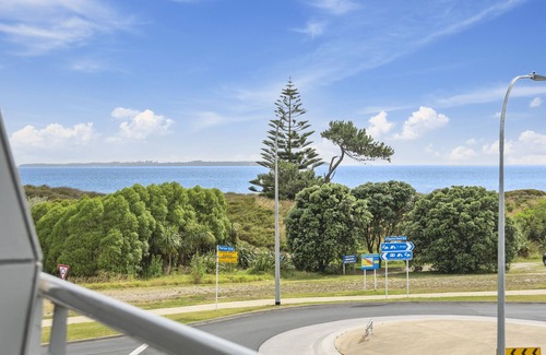 Papamoa Beach Cottage | Sunrise, Seaviews and BBQs-Papamoa Beach Apartment