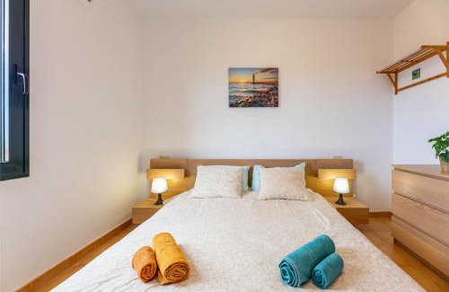 Corralejo House | Sunrise Surf House, Big Garden, Hot Tub, Parking, super-fast free Wi-Fi