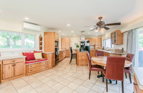 Geneva House | Sunrises over Seneca. Walk to local wineries. Pet Friendly. It's Perfect!