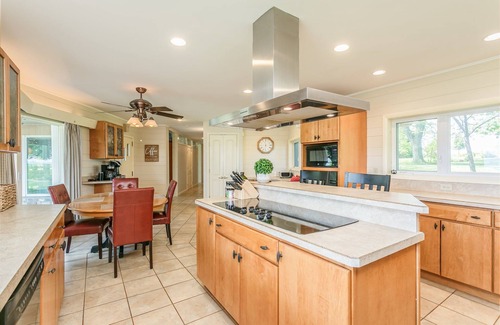 Geneva House | Sunrises over Seneca. Walk to local wineries. Pet Friendly. It's Perfect!