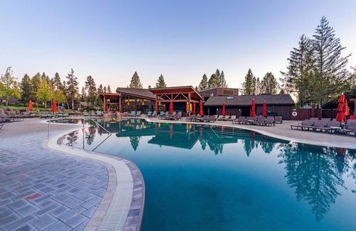 Sunriver Condo | Sunriver Escape with A/C, BBQ & Golf Course View