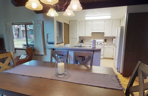 Tennis Village Condo | Sunriver Lodge with Patio, A/C & Spa Nearby