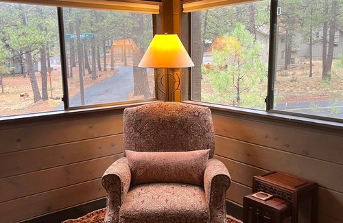 Overlook Park House | SUNRIVER MOUNTAIN CABIN with private hot tub, FP, Bikes, Walk to SHARC, Pets