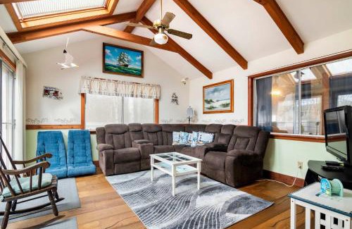 West Yarmouth House | Sunroom Central A C Large Fenced Yard