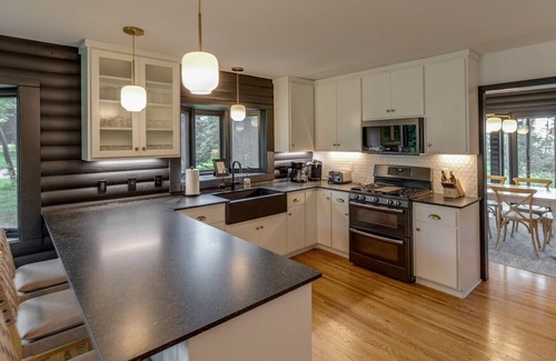 Brainerd House | Sunroom-Game room- Family Room- Kayaks, Games, Water Toys, Beach & Dock!
