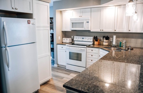 Table Rock Condo | Sunroom, Indoor/Outdoor Pools, Golf, Etc - Pointe Royale!