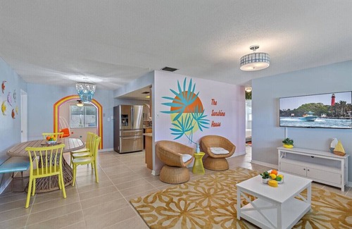 South Bradenton House | Sunsational lounge area-Insta ready-Steamy hot tub
