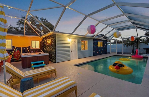 South Bradenton House | Sunsational lounge area-Insta ready-Steamy hot tub