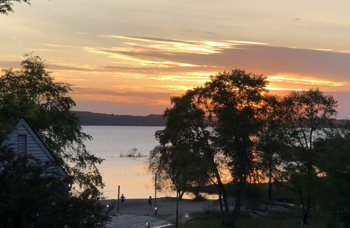 Acme Apartment | Sunset Bay Views! Close to Downtown & steps to the beach! New Westin mattress!