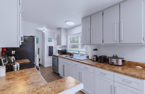 Ash House | Sunset Beach getaway with 3 bedrooms and 2 bathrooms