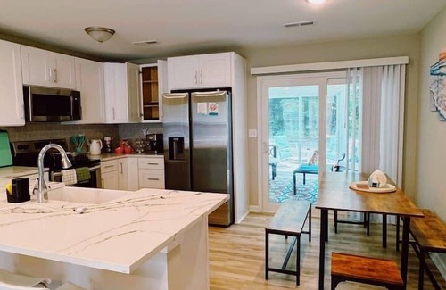 Myrtle Beach House | Sunset Beach Haven: BBQ, hot tub & 10min to beach!
