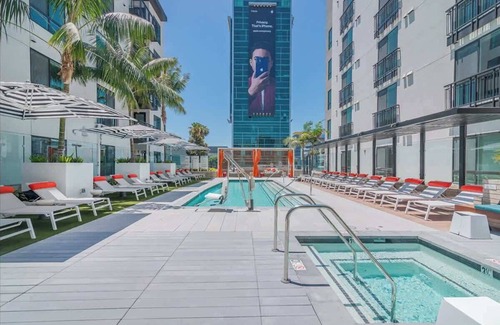 Moorpark Apartment | Sunset Blvd 1 Bed Apt in the Heart of Hollywood