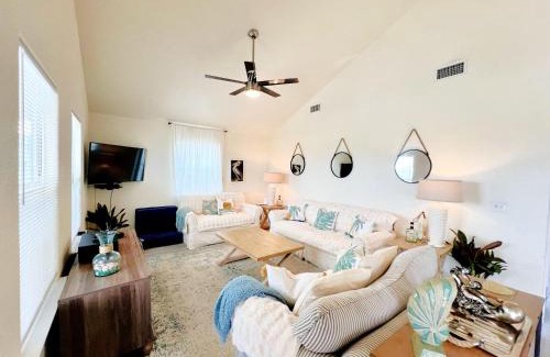 Freeport House | Sunset by the Bay-Water Views on Both Sides