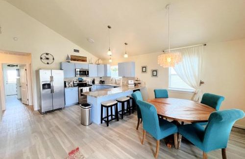 Freeport House | Sunset by the Bay-Water Views on Both Sides