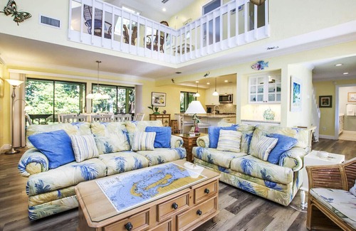 Captiva House | Sunset Captiva #13 – Steps to Beach, Pool, and Village with King Bed