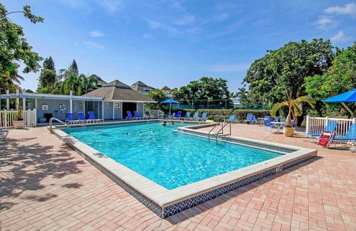Captiva House | Sunset Captiva #13 – Steps to Beach, Pool, and Village with King Bed