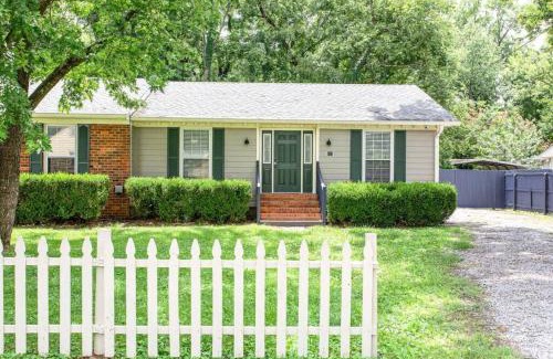 Murfreesboro House | Sunset Cottage 2 bed 1 bath Pet-Friendly