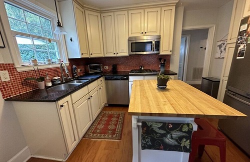 Durham House | Sunset Cottage >2 miles from Duke
