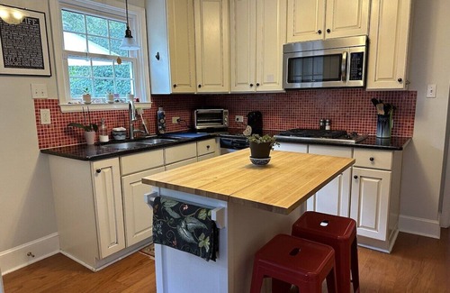Durham House | Sunset Cottage >2 miles from Duke