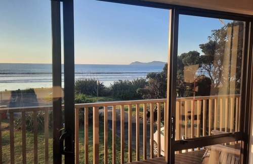 Paekakariki Cottage | Sunset cottage Paekākāriki - sand, sea and sunsets