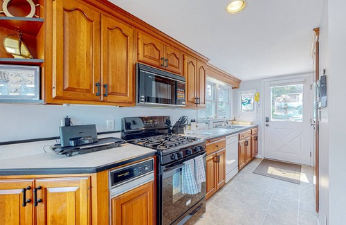 Wareham House | Sunset Cove Hideaway | Oceanfront house in Wareham with beach & dock access