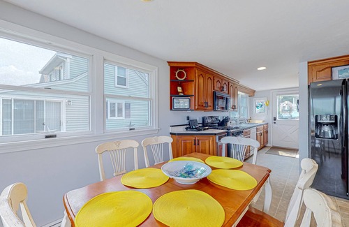 Wareham House | Sunset Cove Hideaway | Oceanfront house in Wareham with beach & dock access