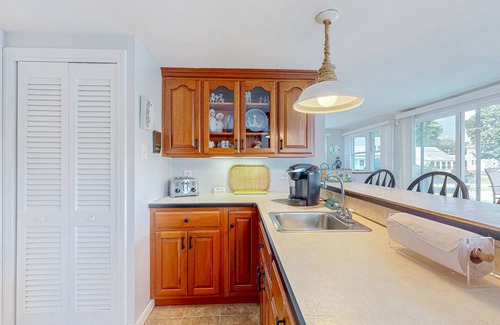 Wareham House | Sunset Cove Hideaway | Oceanfront house in Wareham with beach & dock access