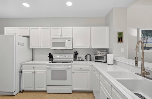 Tropical Cove Condo | Sunset Escape at Lexington CC Lake Village